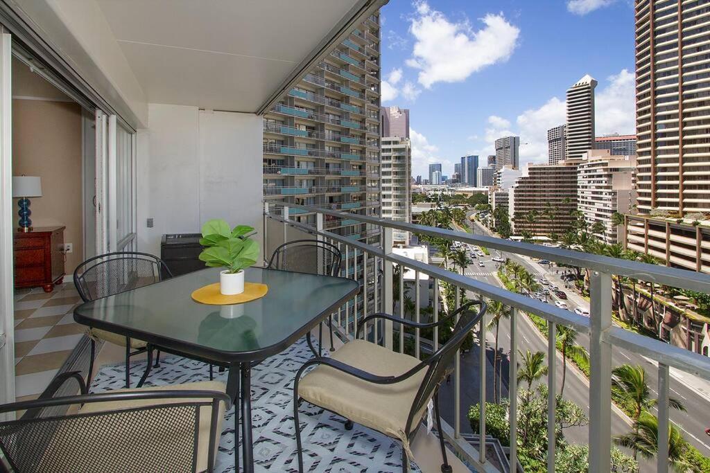 Resort Life At A Low Price- Ilikai Hotel Honolulu Exteriör bild