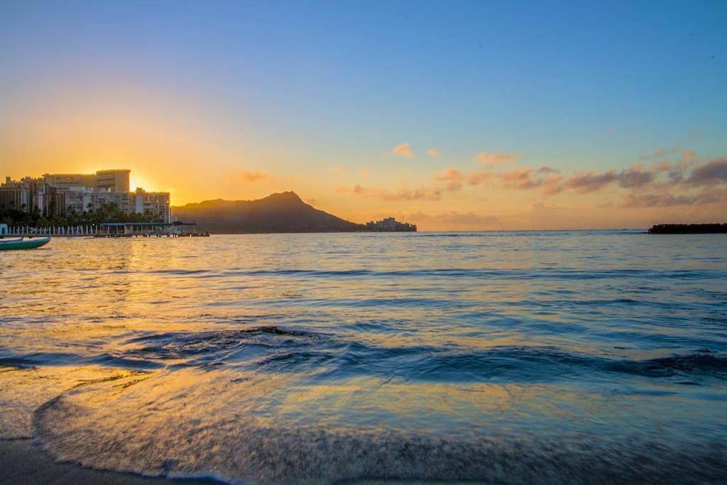 Resort Life At A Low Price- Ilikai Hotel Honolulu Exteriör bild